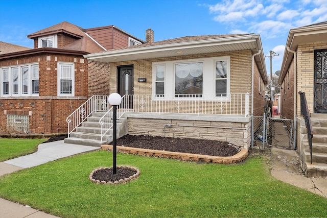 view of front of house featuring a front lawn