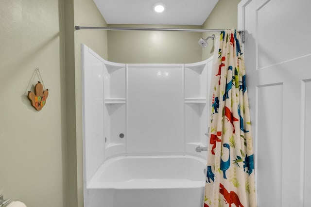 bathroom featuring shower / bath combo