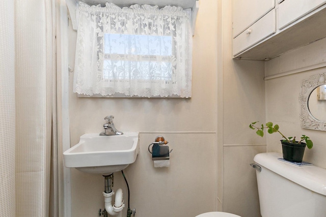 bathroom featuring toilet and sink