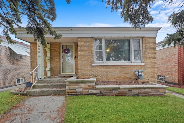 view of front of property with a front yard