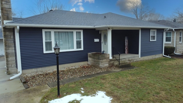 view of front of home featuring a front lawn