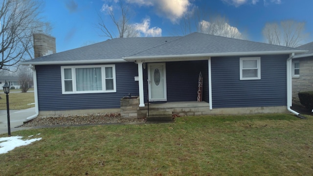 view of front facade featuring a front lawn