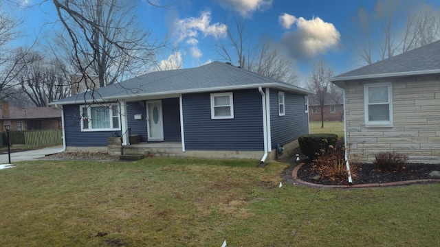 view of front of property featuring a front yard