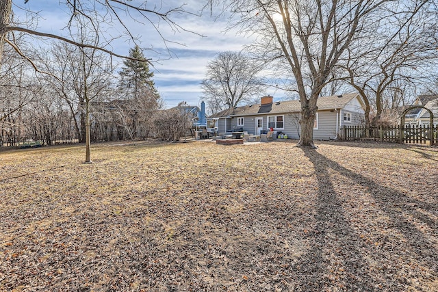 view of yard featuring a fire pit