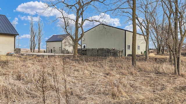 view of yard featuring an outbuilding and an outdoor structure