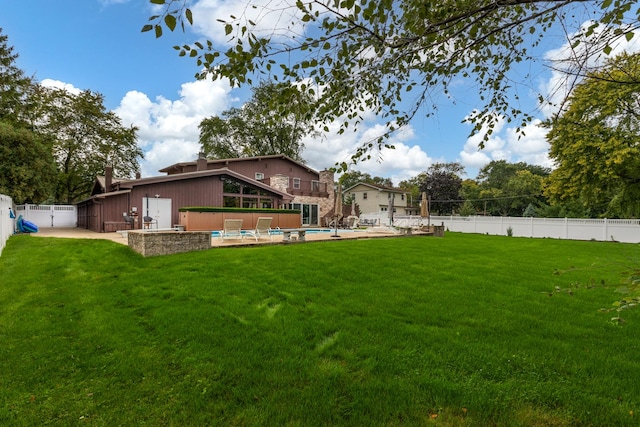 view of yard with a pool