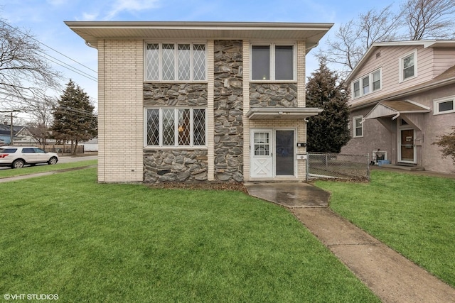 view of front facade featuring a front lawn