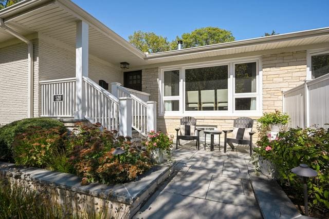 property entrance featuring a porch