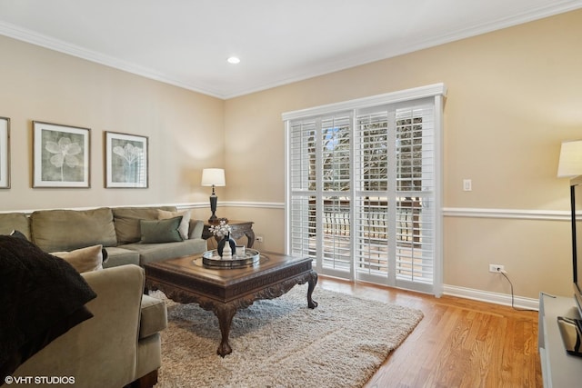 living room with recessed lighting, baseboards, crown molding, and wood finished floors