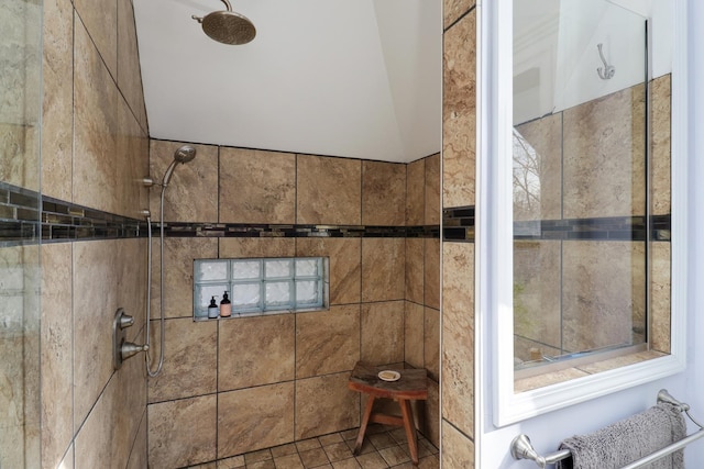 details featuring tiled shower