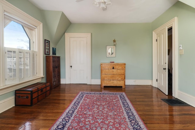 sitting room with dark wood-type flooring and ceiling fan