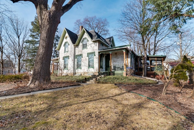 view of front of home with covered porch and a front lawn