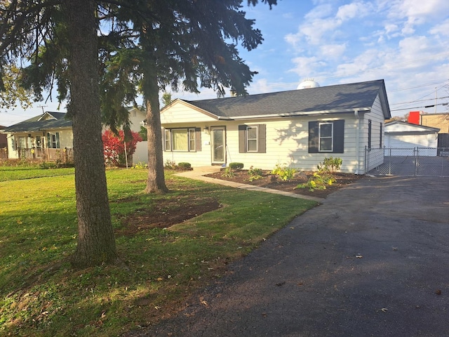 ranch-style home featuring a front lawn