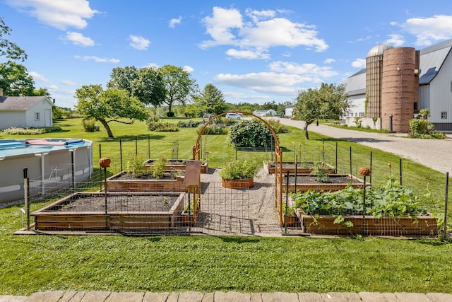 view of property's community featuring a lawn