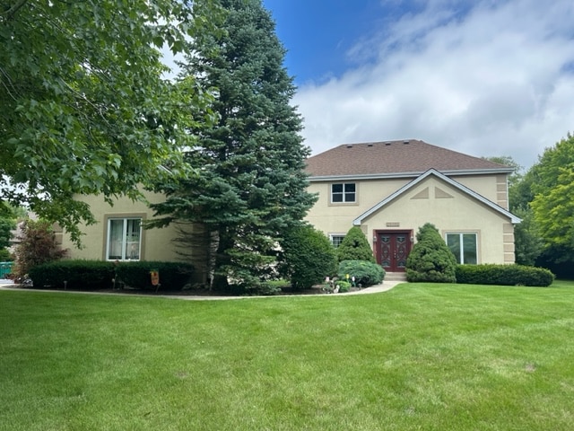 view of front facade with a front lawn