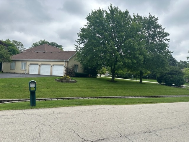 view of front of home featuring a garage and a front yard