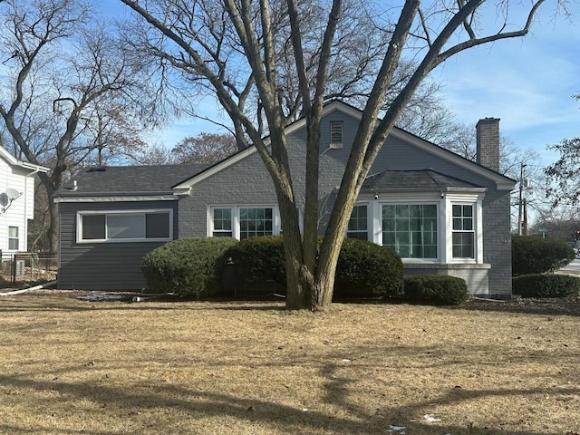 view of front of home featuring a front yard