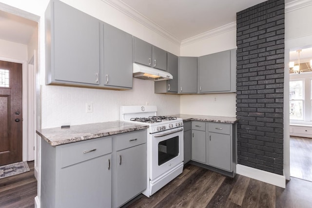 kitchen with crown molding, white range with gas cooktop, under cabinet range hood, and gray cabinetry