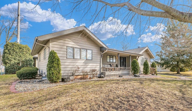 view of front facade featuring a porch and a front yard