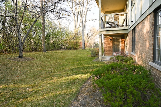 view of yard with a balcony