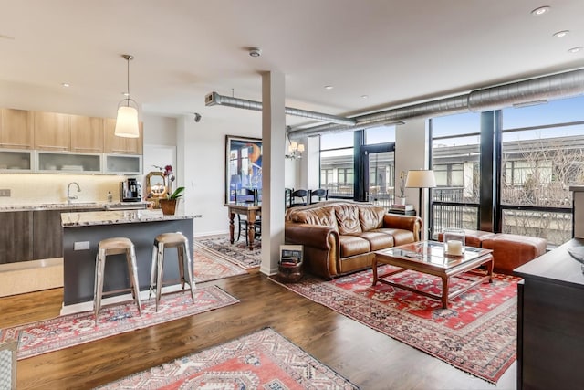 living room featuring a wall of windows, recessed lighting, dark wood finished floors, and baseboards