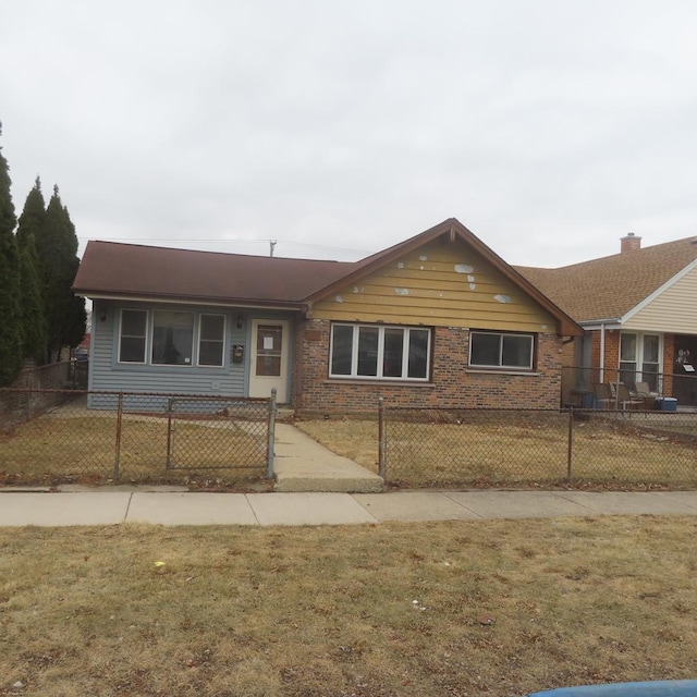 ranch-style house featuring a front yard