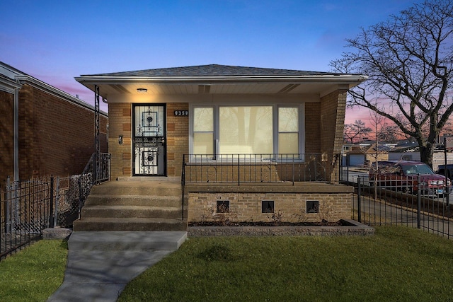 view of front of home featuring a lawn