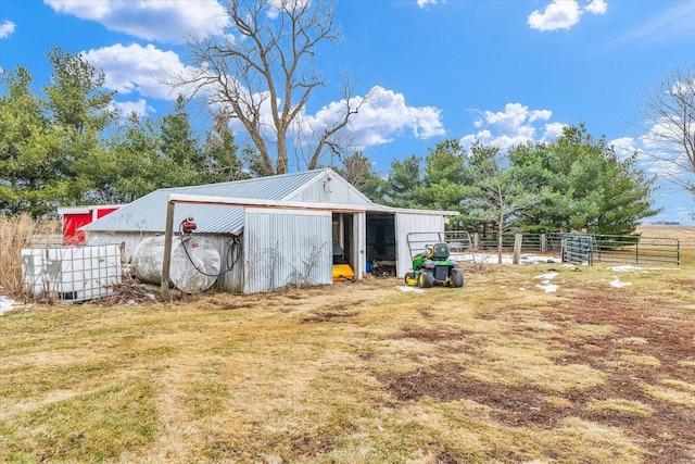 view of yard featuring an outbuilding