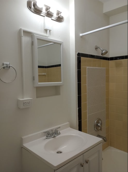 bathroom featuring sink and tiled shower / bath