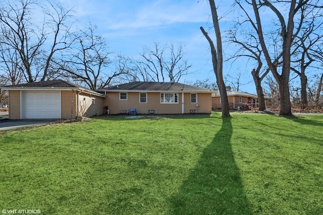 view of front of property featuring a front lawn