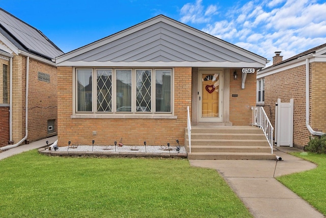 view of front of house with a front lawn