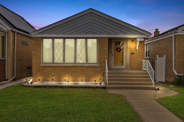 view of front of property featuring a yard