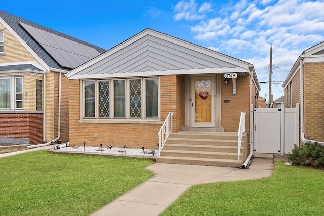 bungalow-style house featuring a front lawn