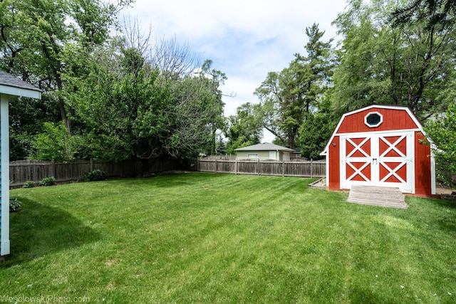 view of yard with a shed