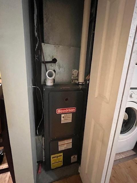 utility room with washer / clothes dryer