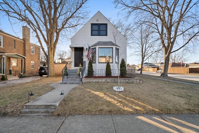 view of front of property featuring a front yard