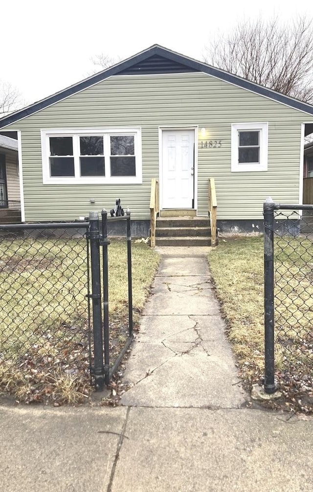 view of front facade featuring a front lawn