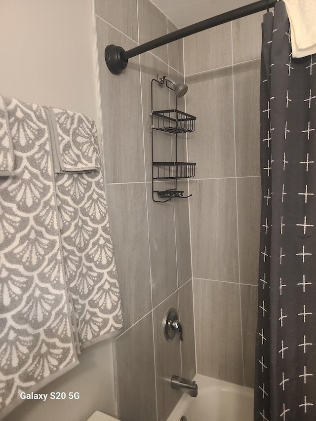 bathroom featuring shower / bath combo