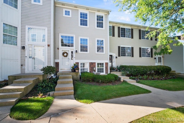 view of front facade featuring a front lawn