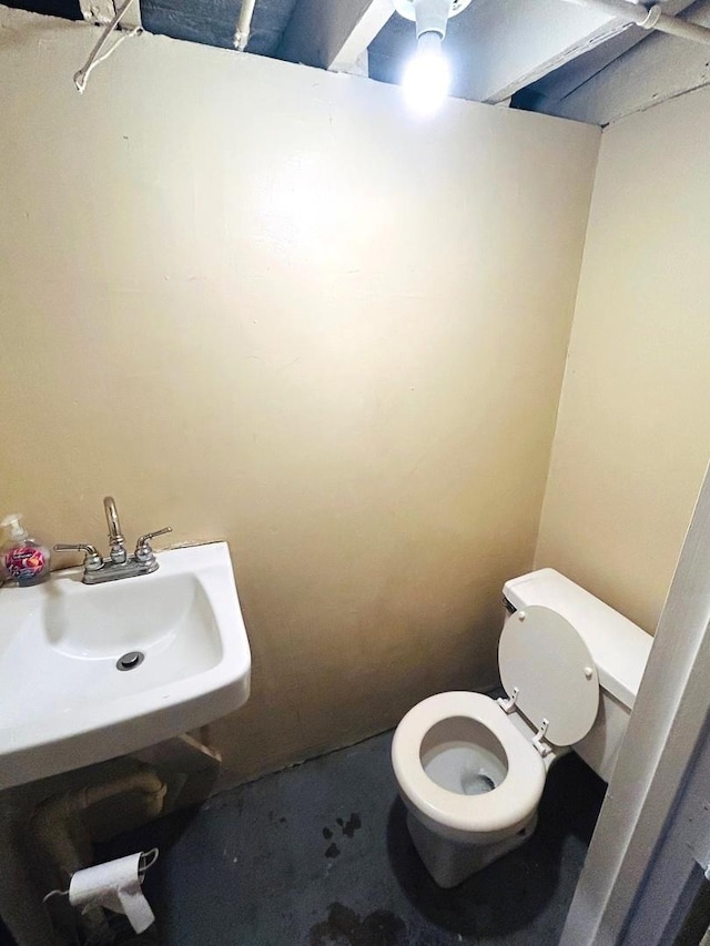 bathroom featuring sink and toilet