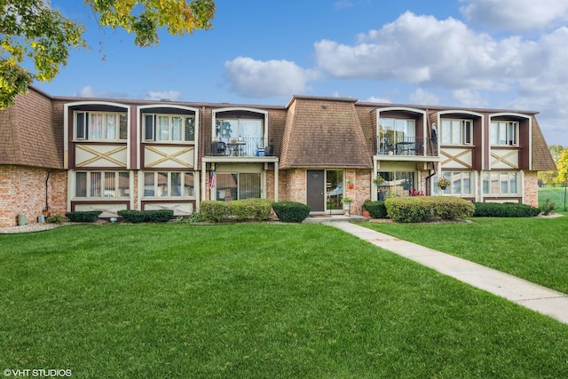 view of front of property with a front lawn