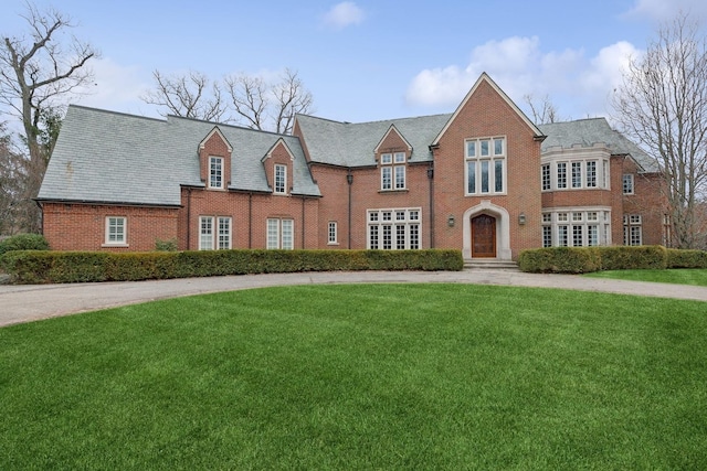 view of front facade featuring a front lawn