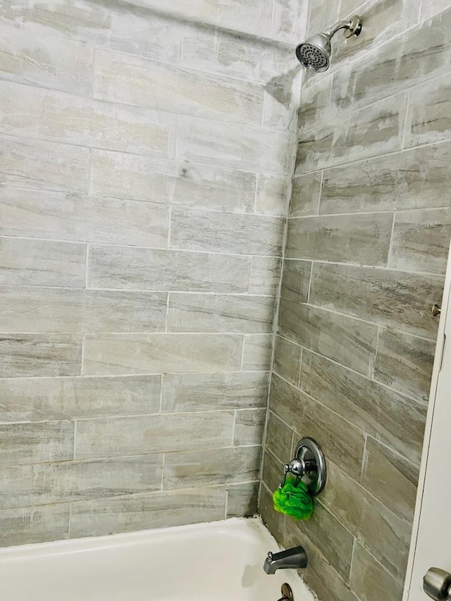 bathroom with tiled shower / bath