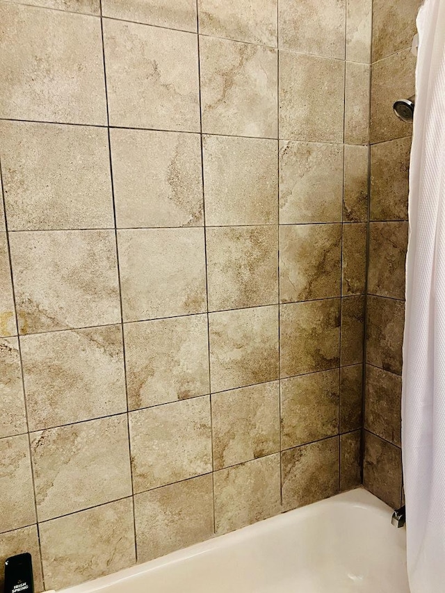 details featuring shower / bath combo with shower curtain