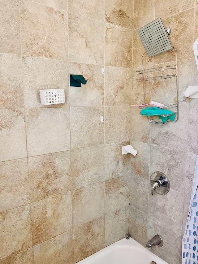 room details with shower / bathtub combination with curtain