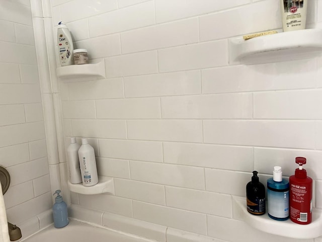 bathroom featuring tiled shower / bath