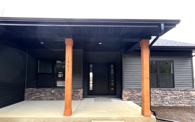 property entrance featuring a porch