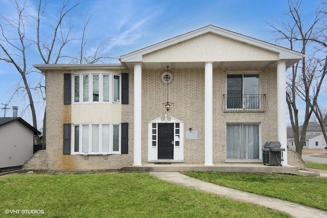 view of front of house featuring a front lawn