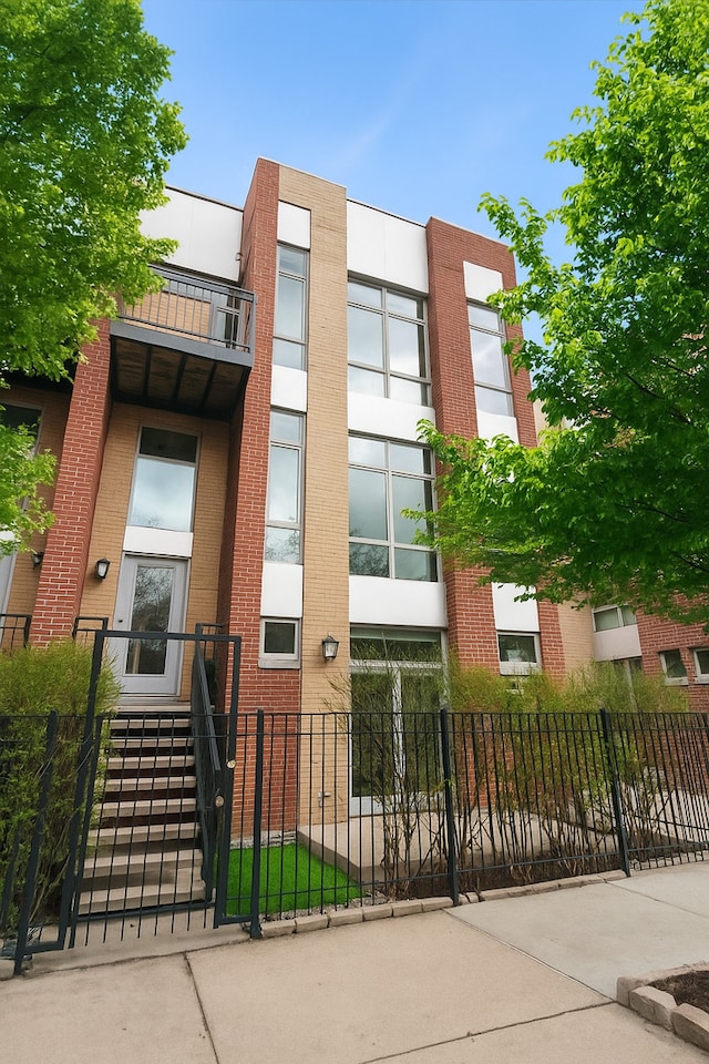 2823 N Oakley Ave Unit D, Chicago, IL 60618 - view of property featuring a fenced front yard
