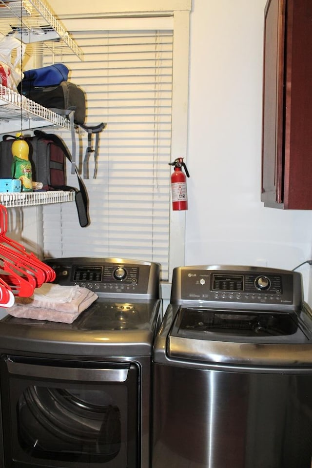 laundry room featuring cabinets and independent washer and dryer